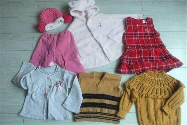 親戚家孩子“沒(méi)穿幾次的舊衣服”，別都給孩子用！衣服雖好，也有隱患